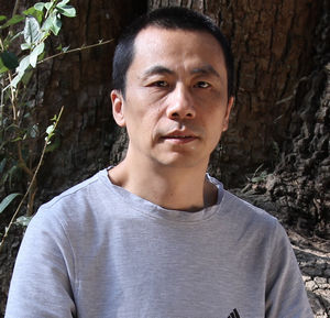 李其鹏  　　上海大学美术学院教师，艺术家。收藏有木雕几十件，尤以徽州木雕为主。另有瓷器、明式家具等各门类藏品。