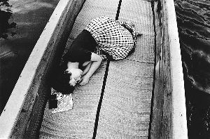 荒木经惟1971年作品《感伤之旅》，新婚的阳子躺在小船上。