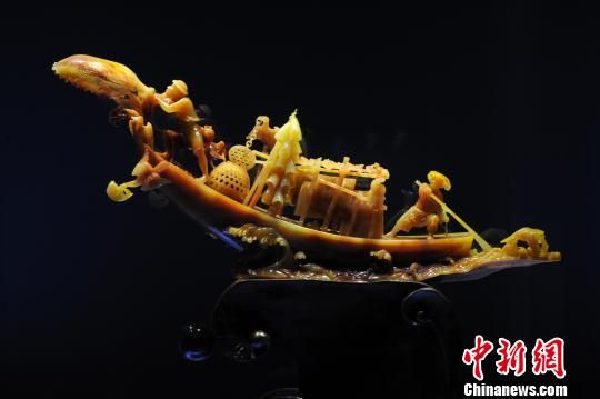 广州玉雕大师高兆华以黄龙玉为原料创作的玉雕《渔汛》。　梁永强　摄