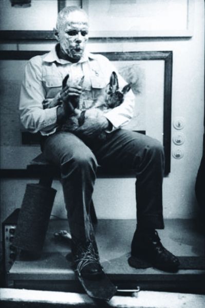 博伊斯1965年的行为艺术表演：《如何向死兔子解释绘画》