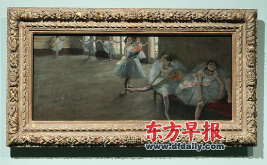 正在上海博物馆展示的克拉克艺术馆的收藏品，自上至下依次为：莫奈的《象鼻山峭壁》，布格罗的《坐姿裸女》，德加的《教师中的舞者》。 高剑平 翻拍