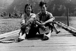 1963年周令钊、陈若菊同游广西漓江。