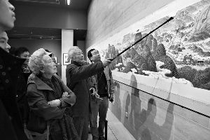 周令钊、陈若菊在2011年11月周令钊艺术展上回忆《汨水平江永流芳》的创作过程。