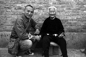 2011年，乔晓光看望剪纸娘子闫奶奶。