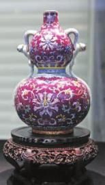 清乾隆粉彩花卉绶带如意耳葫芦瓶，标价1500万