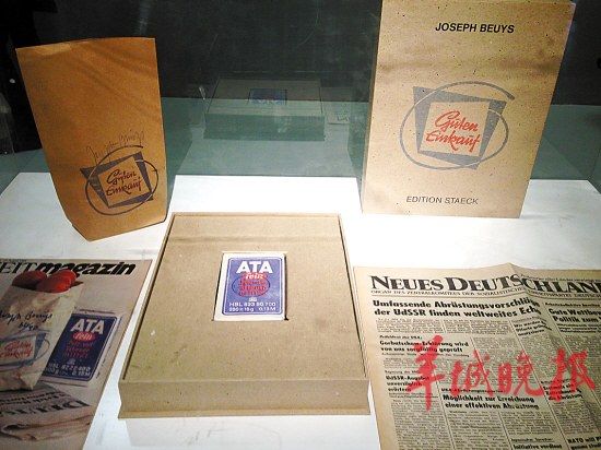 这些原本平常无奇的物件因为有了博伊斯的亲笔签名而成为艺术品