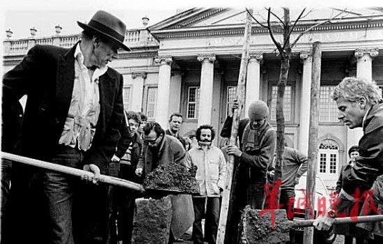 《7000棵橡树种植计划》，图中左一为博伊斯