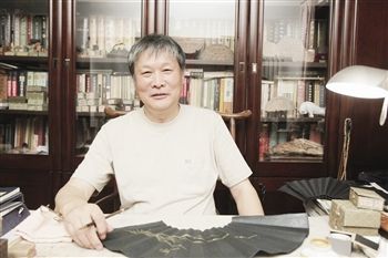 曾昭国，1949年生人，字子维。祖籍湖南长沙，出生于书画收藏世家。天津市书法家协会会员、天津海河印社理事、北京荣宝斋特约画家，篆刻师承冯星伯，后得吴玉如、龚望二位先生指教书画，书法以隶书见长，绘画以山水为主，擅用焦墨作画，兼工写意花鸟。篆刻筑基于汉印，取法古玺，白文印多取汉印为宗并有厚重之感，尤善制肖形印，借鉴汉画像石及魏晋造像别开生面