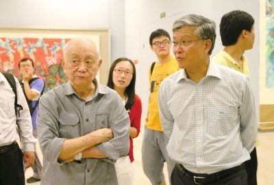 黄老在自己的展览现场观看作品。 京华时报记者王海欣摄