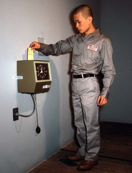 谢德庆《一年行为表演 1980-1981》--打卡， 摄影：沈明琨， ©1981谢德庆 图片由艺术家和纽约 Sean Kelly Gallery 提供。