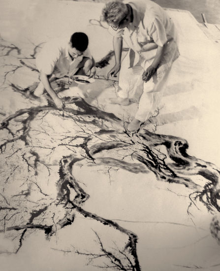 1959年贺天健（左）与江寒汀为人民大会堂合作巨幅画