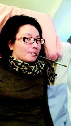 　因车祸瘫痪的台湾画家林婷婷只有颈部以上能动，但13年来从未放弃画画，用牙齿咬住画笔，完成了1000多幅画作。台湾《联合报》图