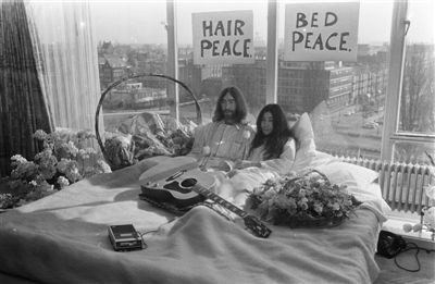 列侬知道他与小野洋子的婚姻会引起媒体关注，他们于是决定借此宣传世界和平。1969年3月25日，这对新婚夫妇发起了“床上和平运动”，此行为艺术持续了整整一周，当时正值越南战争期间。