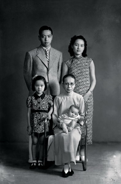1942 年，天津，还没满月的冯骥才与姥姥、父母和姐姐合影。