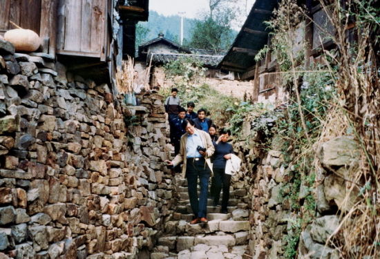 冯骥和中国民协几位负责人在乡村进行全国性田野普查。
