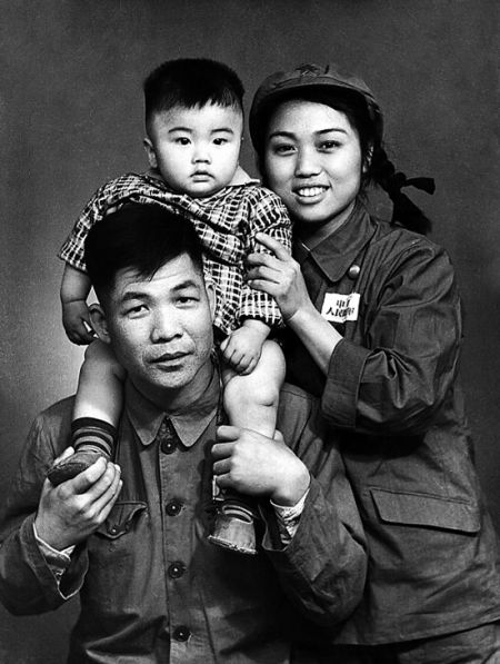 刘仑和家人的老照片　　羊城晚报记者 郑迅 摄