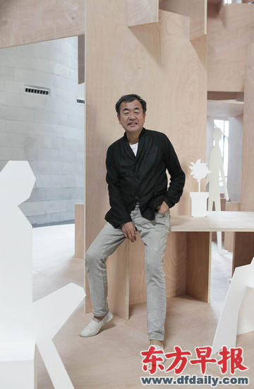 隈研吾在喜玛拉雅美术馆展出的建筑模型“SHARE HOUSE”前 高剑平 图