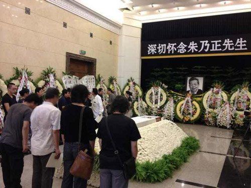 画家朱乃正先生告别会在八宝山殡仪馆举行。新京报记者 秦斌 摄