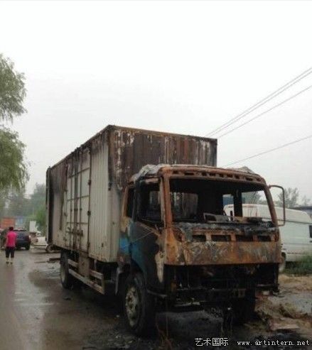 燃烧后的运输车