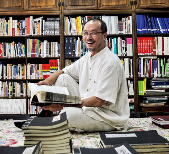 最近 9 年来吕胜中把央美实验艺术系当成了自己的作品，即便是没课的假期，他也待在学校办公室里为学生查资料、看书。桌上的线装书都是学生论文。