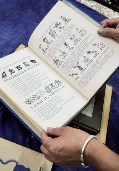 吕胜中收集了不少关于中国传统图案的书籍，都是国外出版的。这是一本德国 40 年代出版的剪纸图案介绍，他说：“每个图示都有相关的文化介绍，在中国也没有做到这么细致。”。