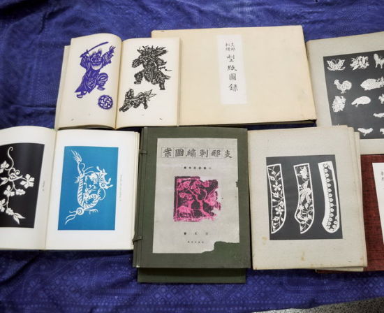 关于剪纸的书，吕胜中相信自家的收藏算是世界最全了，最为珍贵的是徐蔚南的《翦画选胜》，还有就是日本 1924 年出的《支那刺绣型纸》。