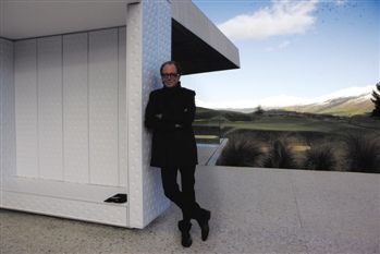 迈克尔-希尔爵士在球场会所边。