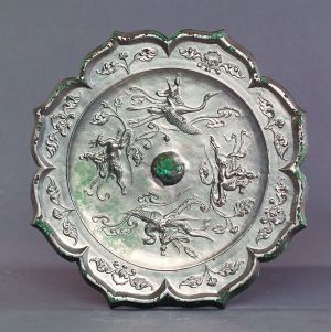 　唐代菱花形仙骑纹镜