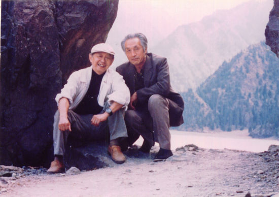 一九九一年牧歌夫妇与原中国美术家协会副主席华君武先生在深圳罗湖桥口岸合影