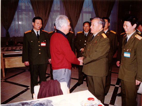 二00四年国防部长迟浩田将军在新疆军区司令部会见牧歌先生