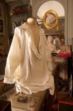 路易十六于1793年 1月 21日在断头台上受刑，这是他前一天晚上脱下的衬衫。