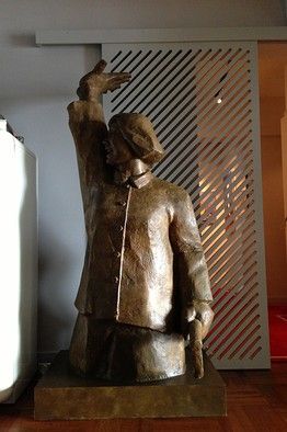 罗扬杰家客厅中的这件王广义雕塑购于中国当代艺术品价格泡沫化最严重的时候。