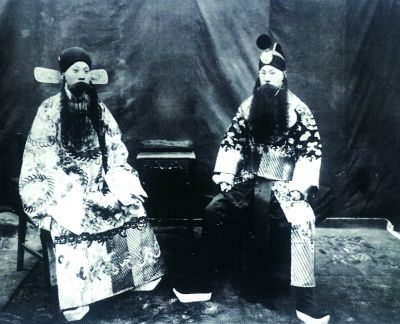 张伯驹演出《四郎探母》剧照。余叔岩饰杨延昭（左），张伯驹饰杨延辉（右）。