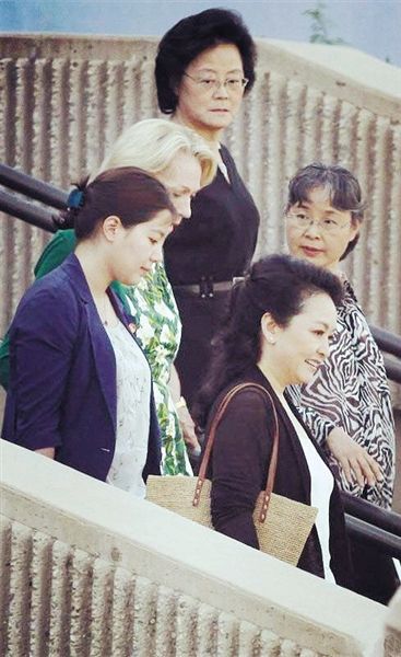 当地时间6月7日下午，彭丽媛在加州参观棕榈泉艺术博物馆。棕榈泉艺术博物馆是棕榈泉市唯一的大型艺术博物馆，主要展示当地艺术、自然科学及表演艺术等，同时也是当地的艺术中心。