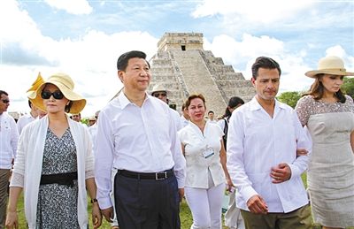 在墨西哥游览玛雅金字塔