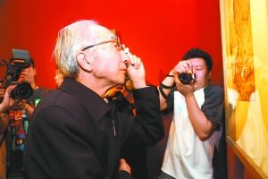 靳尚谊在专注地看着作品。