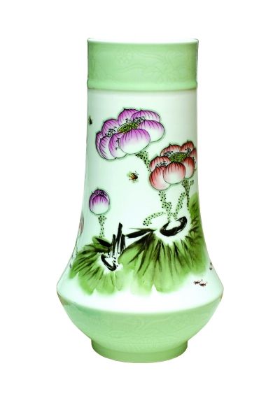 黄水泉釉上装饰《荷花》瓷瓶