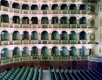 坎迪德·霍夫 《博洛尼亚歌剧院》 镜框色彩相片 205×255厘米