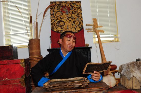 次仁朗杰  　　藏族艺术家，任职于西藏美协。平素爱好逛八廓街，购买老物件，他的收藏常常出现在自己的作品中。
