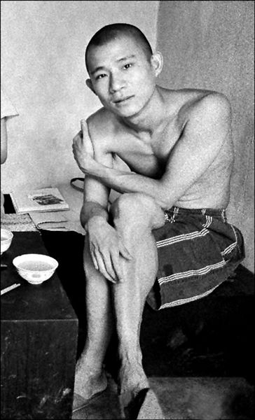 1992年住在“圆明园画家村”的方力钧。李江树 摄影