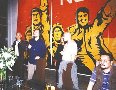 2001年，方力钧(左一)与王广义(左二)在北京现代城茶马古道餐厅开张仪式上。