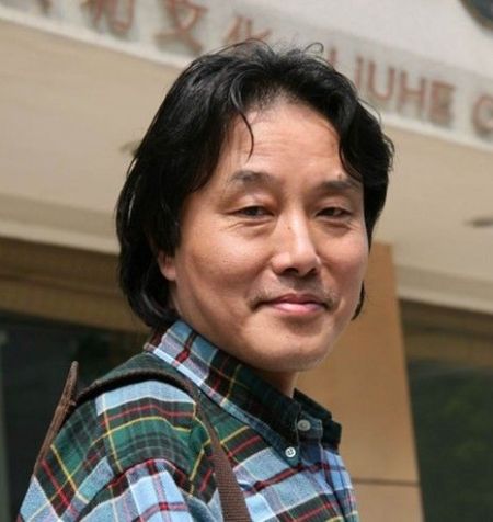 王 赞 中国美术学院副院长，擅长中国人物画。爱好收藏，藏有彩陶、汉罐十数件，西藏佛教用品“察察”百余个。