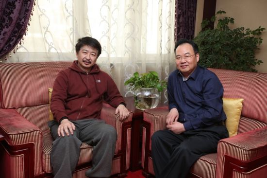 沈平（左）与周默先生