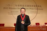 王澍，中国美术学院建筑艺术学院院长，2012年2月27日获得了2012年普里兹克建筑学奖，成为获得这项殊荣的第一个中国公民。 图片来源于网络 新浪收藏配图