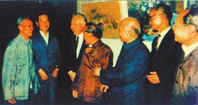 1985年张功慤（左二）与林文铮、赵无极（左三）等艺专师友