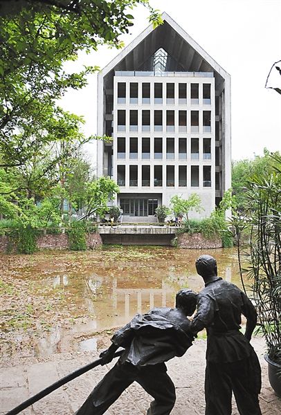 川美虎溪校区逸夫图书馆前一景