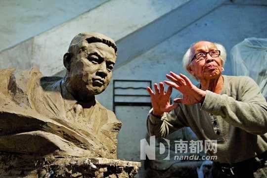 广州美院八旬老教授曹崇恩向记者讲述雕像的喻意。南都记者 黎湛均 实习生 梁莹菲 摄