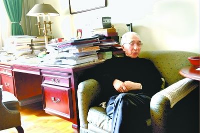 靳尚谊在自己书房接受本报记者专访 记者张辉摄