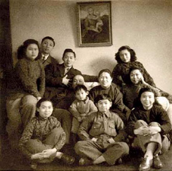 约 1948 年，赵无极全家在上海家中合影。