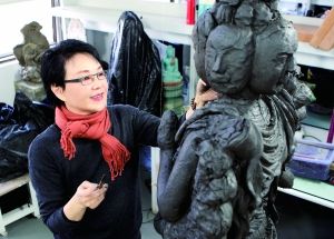 杨惠姗在创作中。